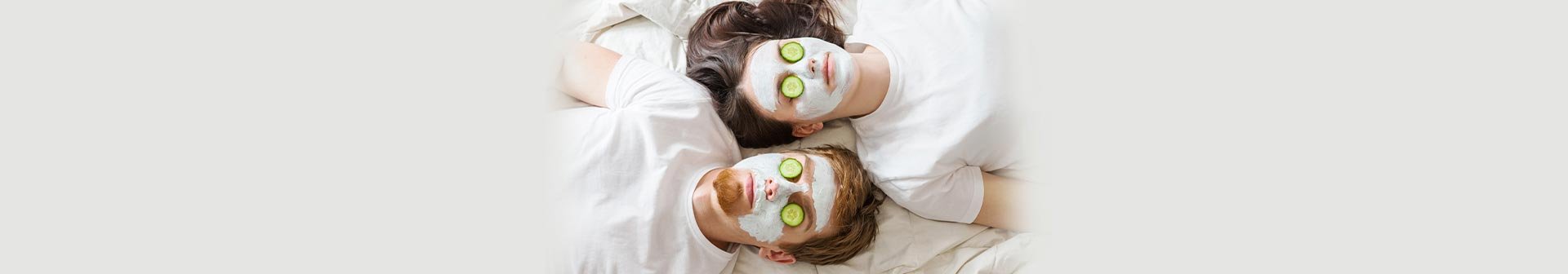 Ragazzo e ragazza con maschera di bellezza sul viso