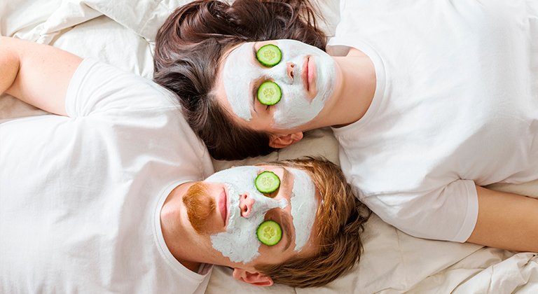 Ragazzo e ragazza con maschera di bellezza sul viso