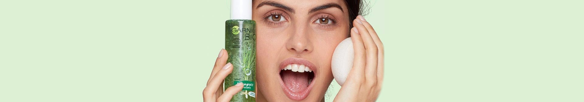 viso di ragazza con cosmetici bio