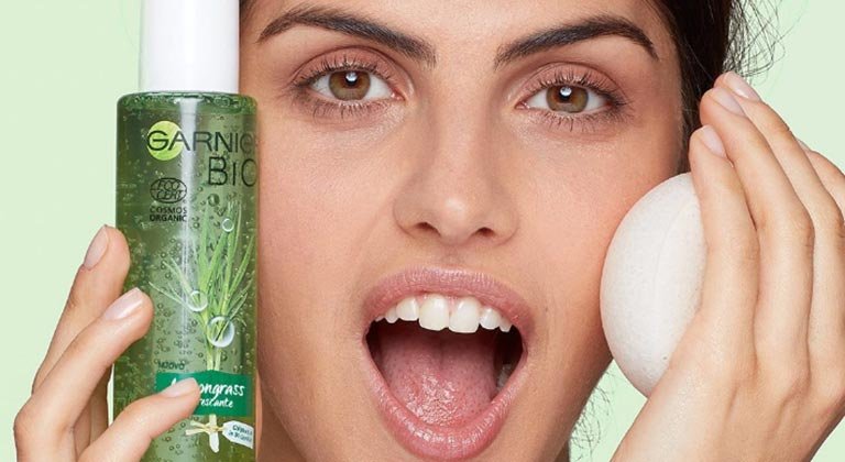 ragazza con cosmetici vegan