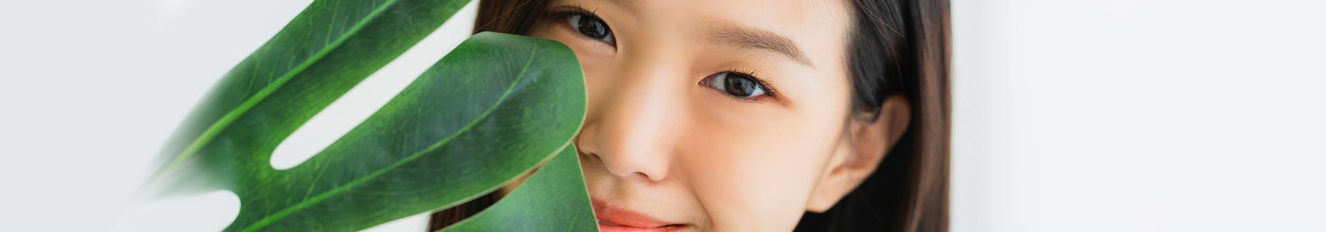 viso di ragazza con foglia