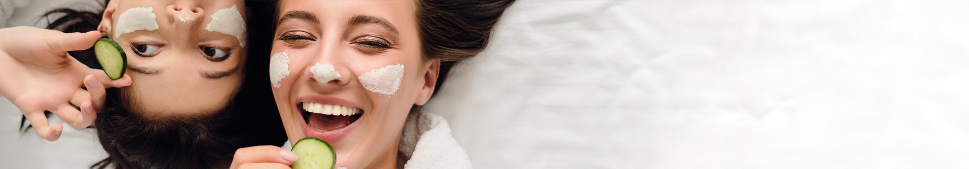 Ragazze si prendono cura del proprio viso