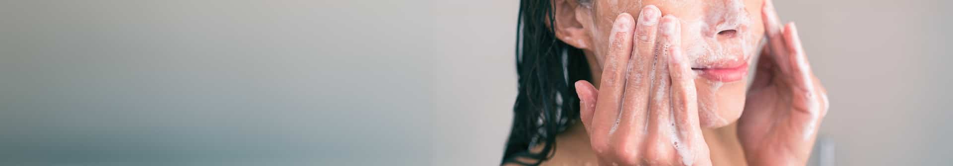 5 passaggi fondamentali per detergere ed esfoliare la pelle del viso