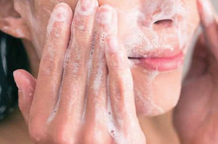 5 passaggi fondamentali per detergere ed esfoliare la pelle del viso mobile
