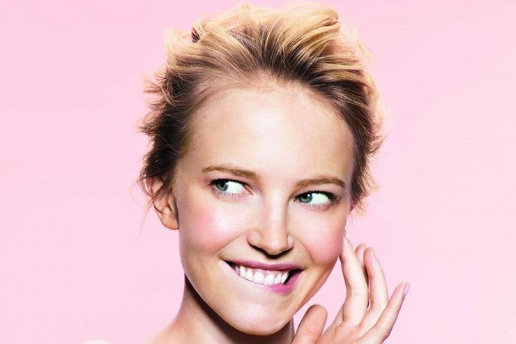 ragazza bionda capelli corti