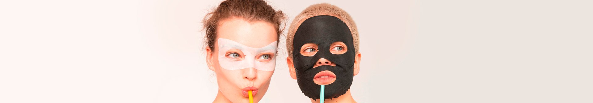 Ragazze con maschera in tessuto sul viso