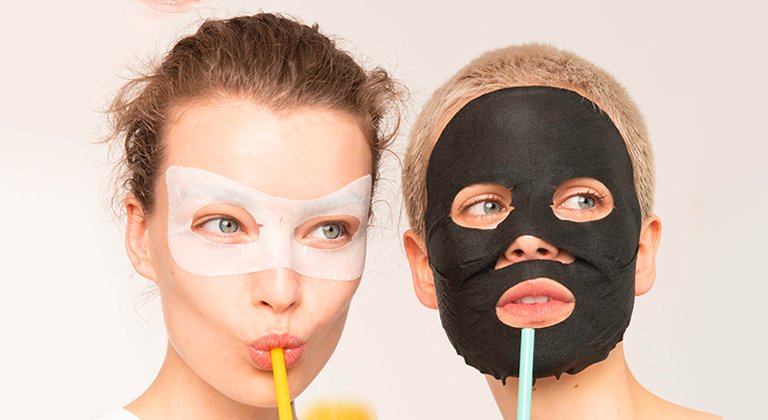 Ragazze con maschera in tessuto sul viso