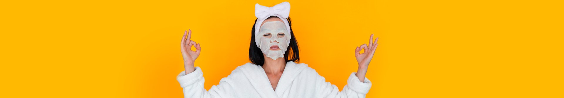 Ragazza con maschera in tessuto sul viso