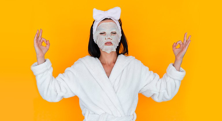 Ragazza con maschera in tessuto sul viso