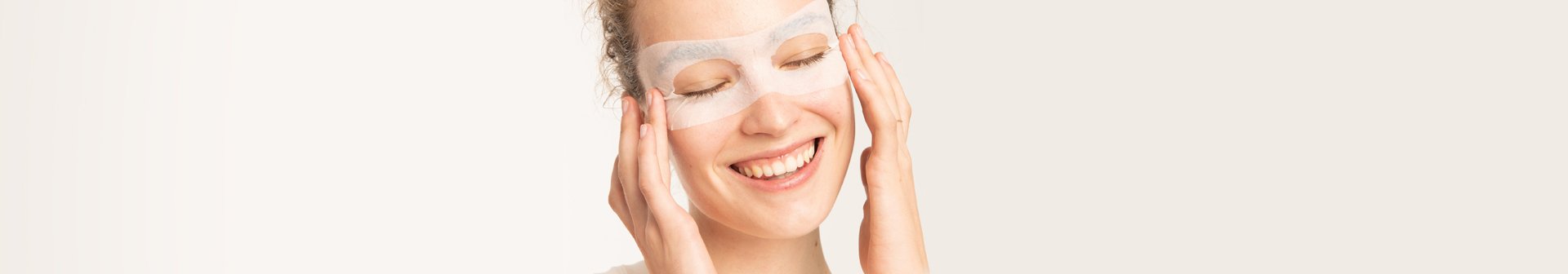 Ragazza con maschera sul contorno occhi