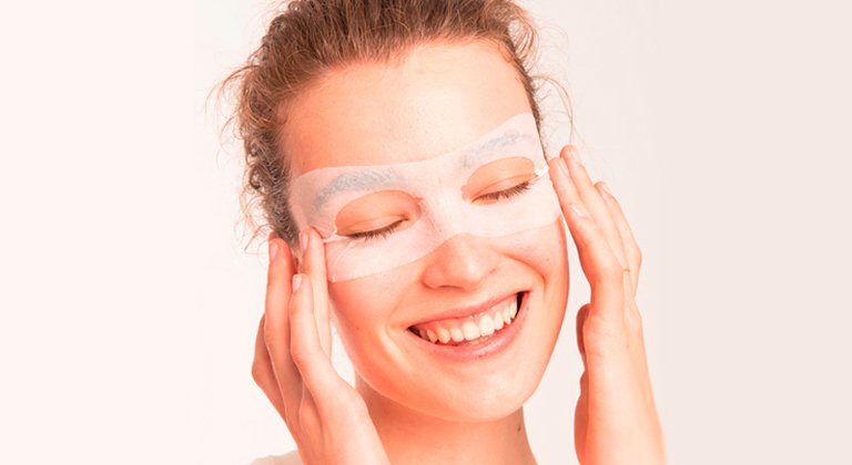 Ragazza con maschera sul contorno occhi