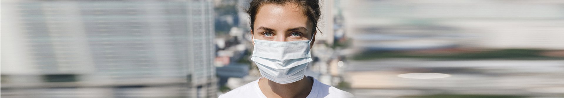 Ragazza con mascherina