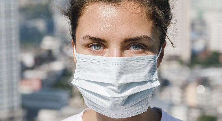 Ragazza con mascherina