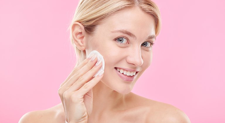 ragazza che si strucca