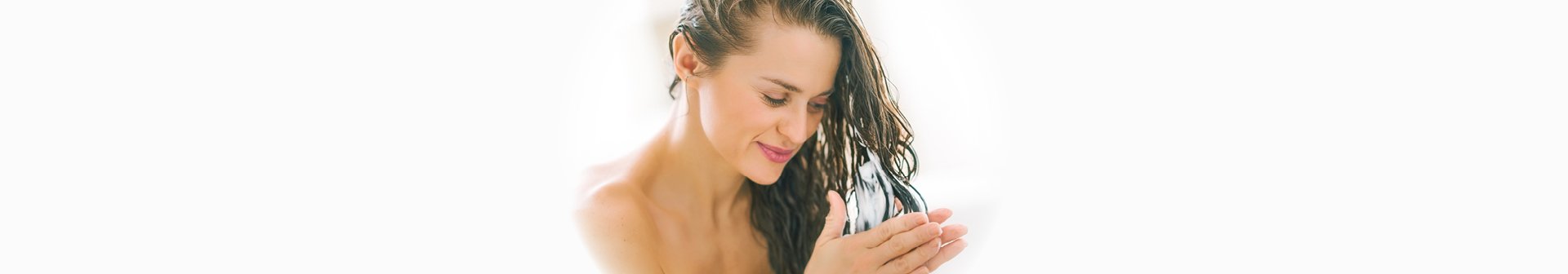 ragazza con mani tra i capelli