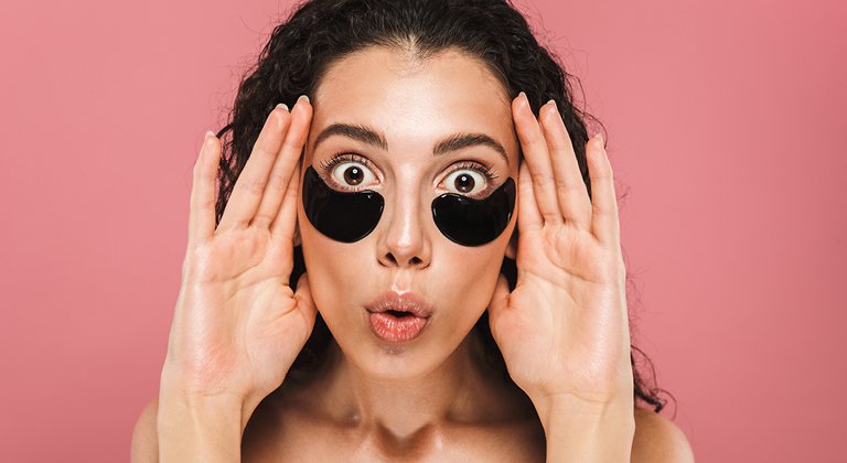 ragazza con patch occhi