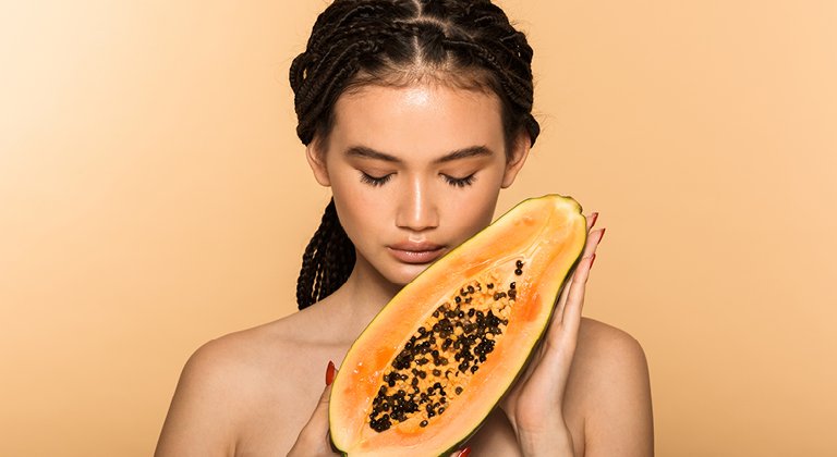 ragazza e papaya