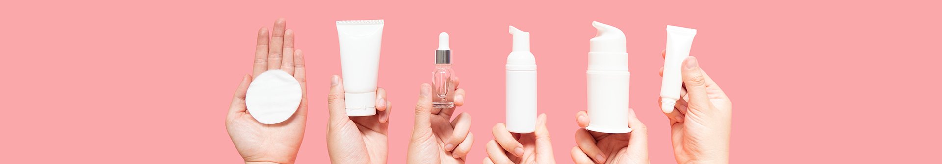 Mani che tengono prodotti per la skin-care