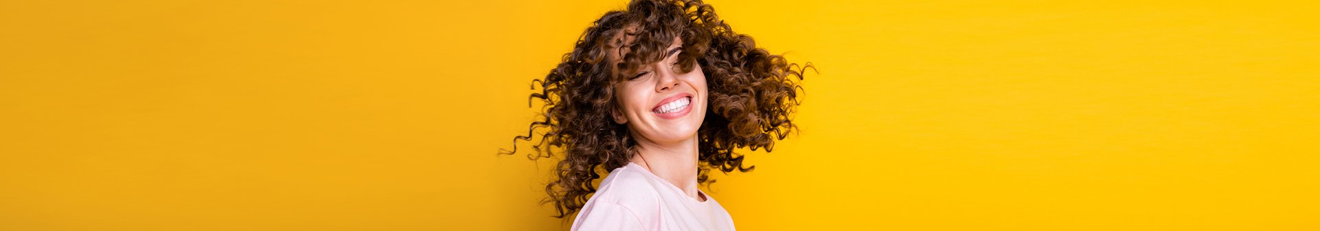 Ragazza con capelli ricci