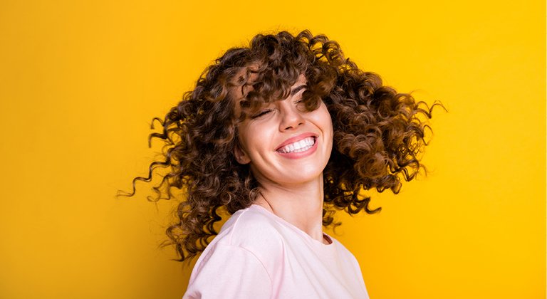 Ragazza con capelli ricci