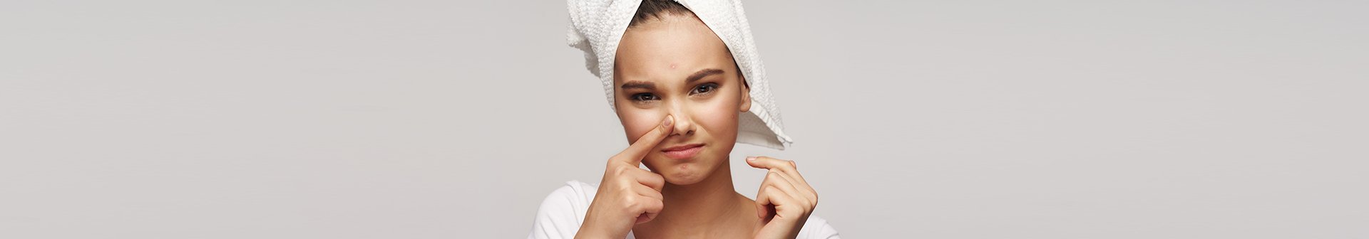 ragazza si tocca il naso