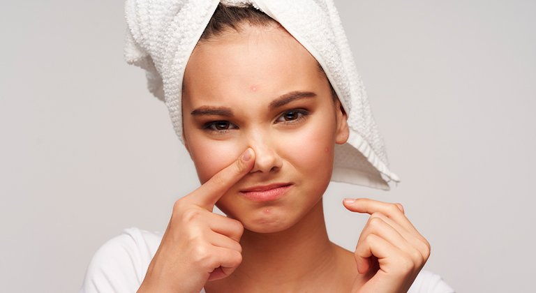 ragazza si tocca il naso