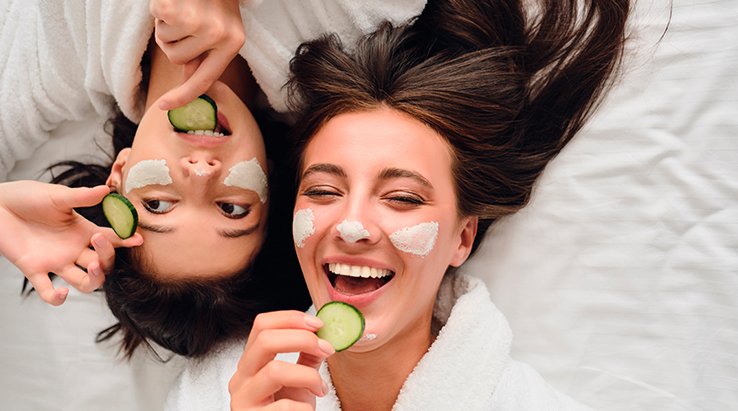 Ragazze si prendono cura della pelle del proprio viso