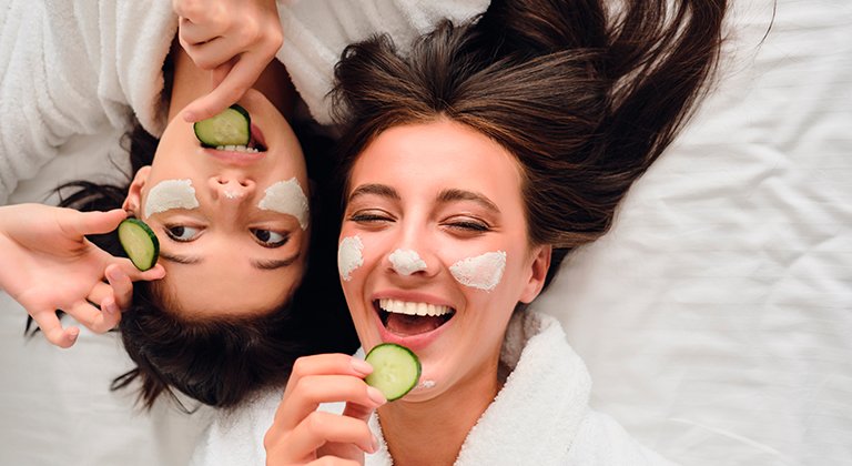 Ragazze si prendono cura della pelle del proprio viso