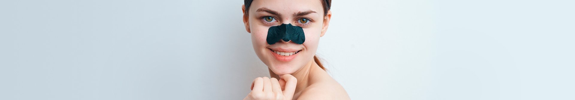 Ragazza con cerotto punti neri sul naso