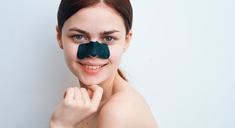 Ragazza con cerotto punti neri sul naso