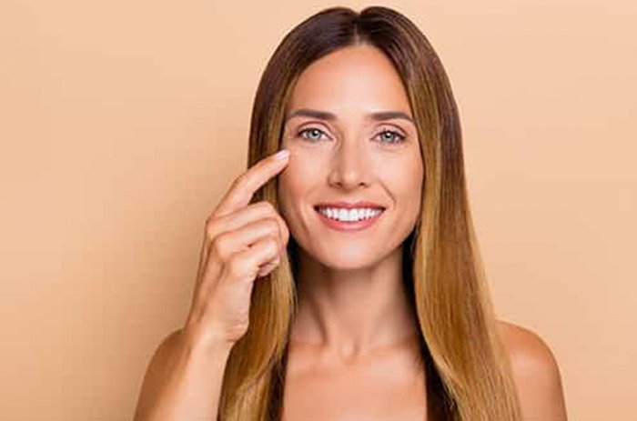 Tutti i rimedi ed i prodotti per minimizzare le rughe sottili sotto gli occhi mobile