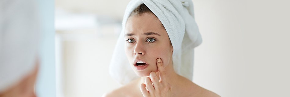 Ragazza di guarda allo specchio