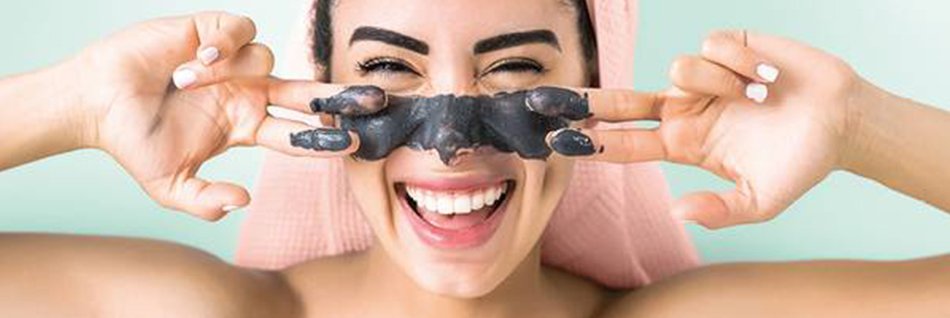 Ragazza con maschera nera sul viso