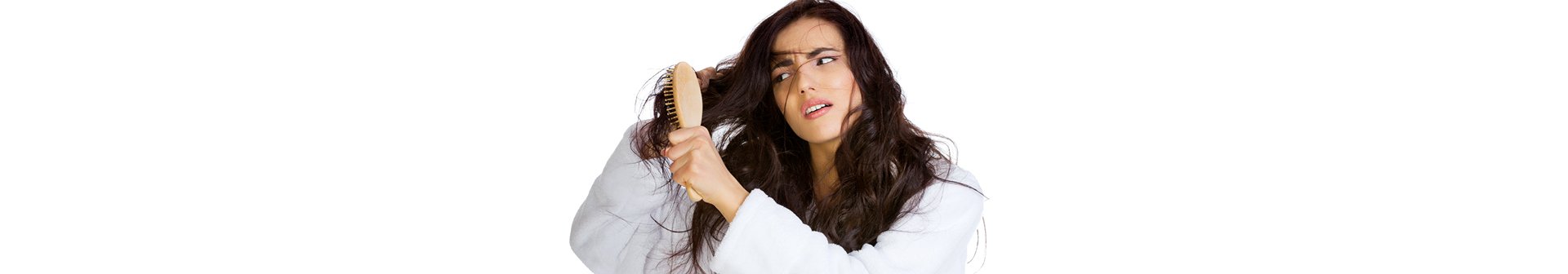 ragazza si spazzola i capelli