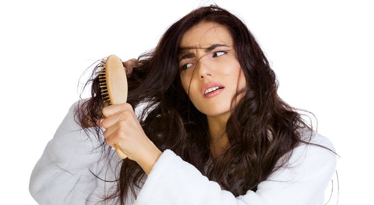 ragazza si spazzola i capelli