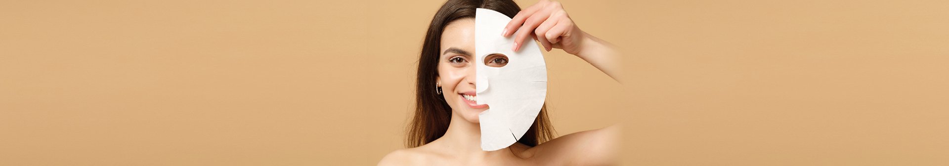 Ragazza con maschera sul viso