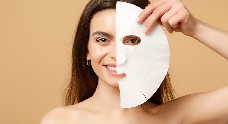Ragazza con maschera sul viso