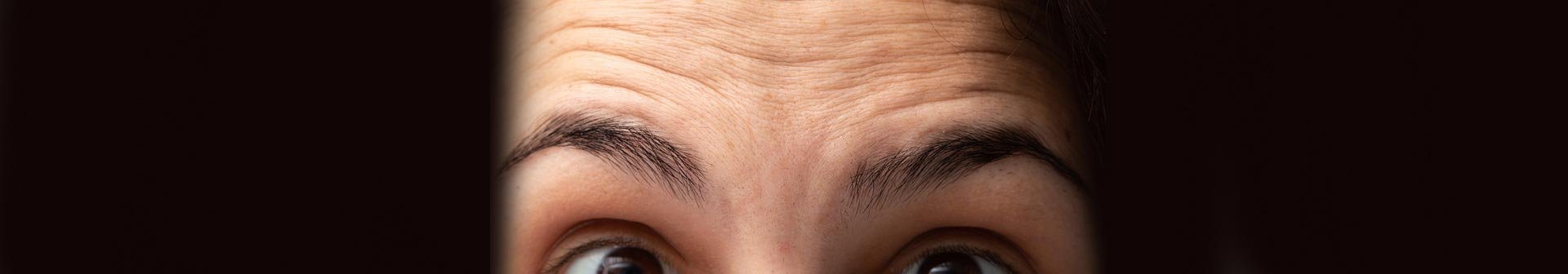 ragazza con rughe sulla fronte