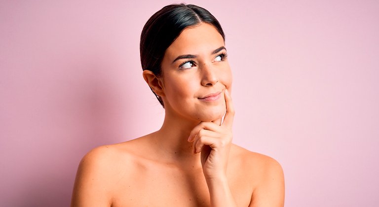 ragazza pensierosa