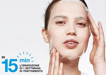 Ragazza con maschera sul viso