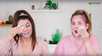 Ragazze che si struccano