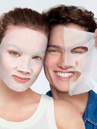 Ragazza e ragazzo con maschera in tessuto sul viso