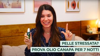 Ragazza con in mano Olio Garnier Bio